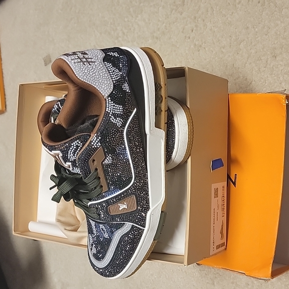 Louis Vuitton Authentic Sneaker - Picture 3 of 5